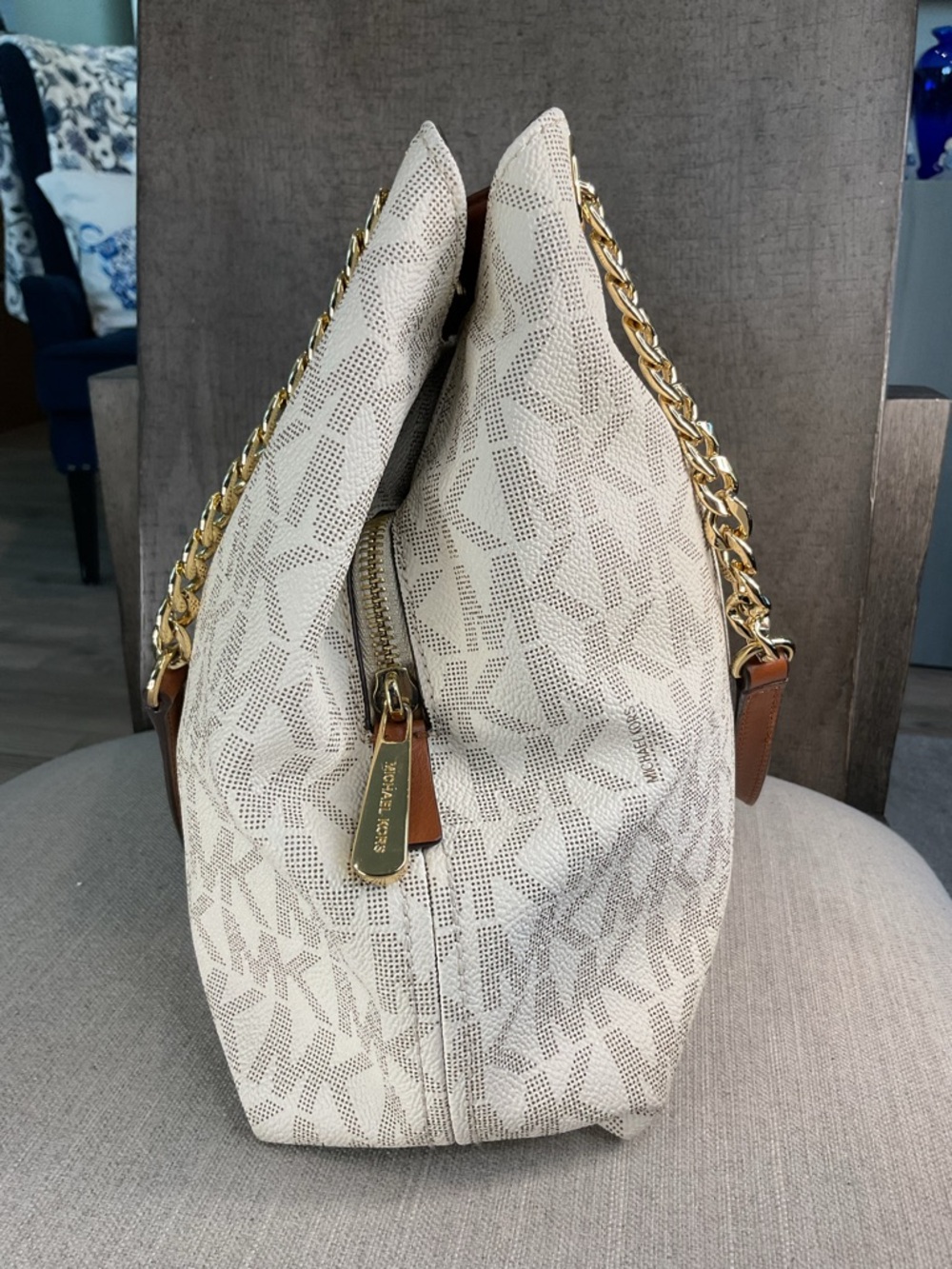 Michael Kors Raven Large Shoulder Tote in Vanilla Signature – Like New! - Picture 6 of 16
